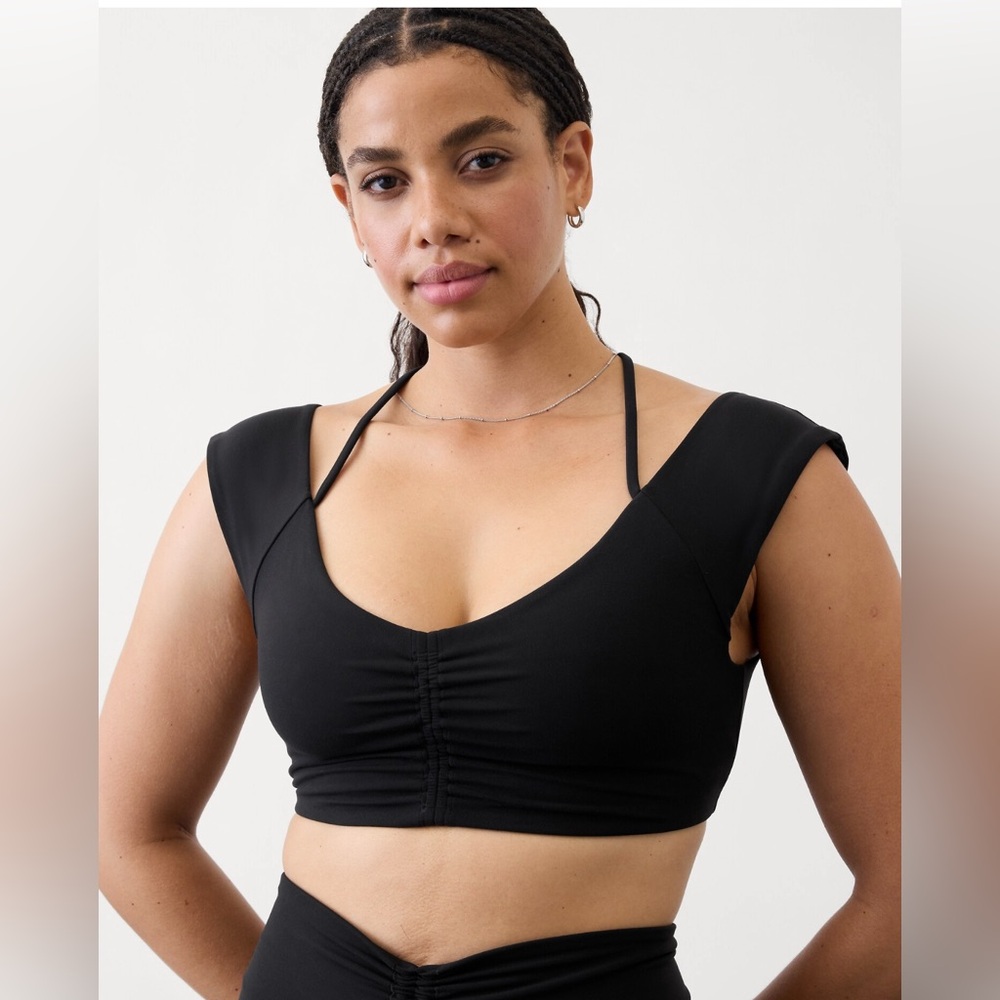 NWOT Athleta Cinch Built in Bra Crop Tee. Black Medium  A-C Cups